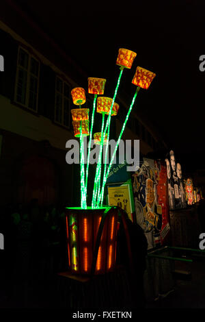 Eines der großen Laternen auf dem großen Platz vor der roten Kirche in Basel (Münster) während der Basler Fasnacht 2016. Stockfoto