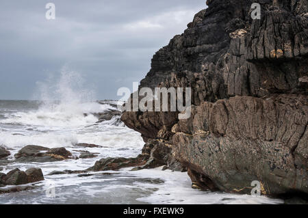 Wellen brechen an Cwmtydu in Ceredigion, West Wales. Stockfoto