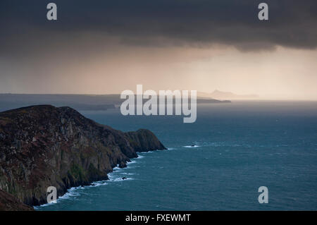 Dramatische Wolken über der Küste von Pembrokeshire, West Wales. Stockfoto