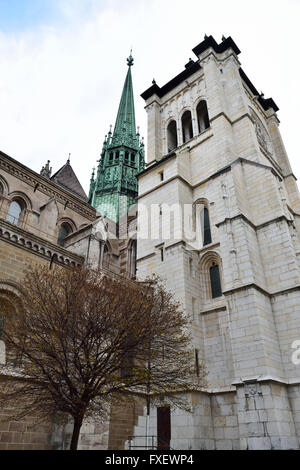 Nach oben auf die Türme und die Türme der Kathedrale St. Pierre in alte Stadt Genf Reformierten Evangelischen Kirche angehören Stockfoto