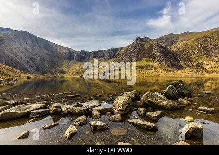 Blick über Llyn Idwal in Richtung Cwm Idwal im Snowdonia National Park, Wales. Stockfoto