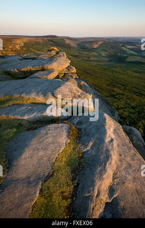 Klobige Gritstone Felsen am hohen Neb auf Stanage Edge im Peak District, Derbyshire. Stockfoto