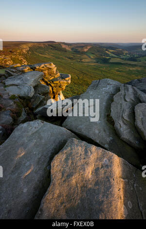 Klobige Gritstone Felsen am hohen Neb auf Stanage Edge im Peak District, Derbyshire. Stockfoto