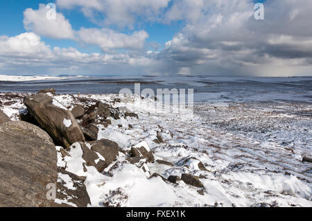 Blick auf verschneite Moorlandschaft vom Ende des Stanage Edge in der Nähe von Hathersage im Peak District. Stockfoto