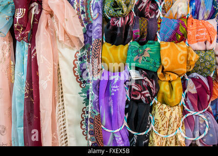 Schals in Bilal Abu Khalaf, Händler von orient importierten Stoffen Textilgeschäft am Markt in der alten Stadt von Jerusalem, Israel Stockfoto