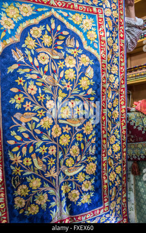 kleiner Teppich in Bilal Abu Khalaf, Händler von orient importierten Stoffen Textilgeschäft am Markt in der alten Stadt von Jerusalem, Israel Stockfoto