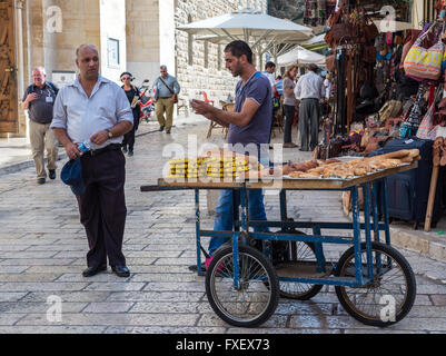 Mann verkaufen süße Brote auf der alten Stadt von Jerusalem, Israel Stockfoto