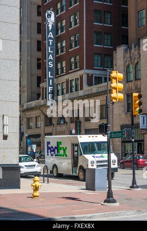 FedEx Ground Lieferwagen in der Innenstadt von Tulsa, Oklahoma, USA. Stockfoto