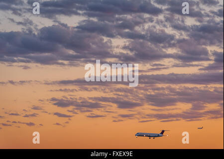 Delta Air Lines Jets nahe Atlanta International Airport bei Sonnenuntergang in Atlanta, Georgia. (USA) Stockfoto