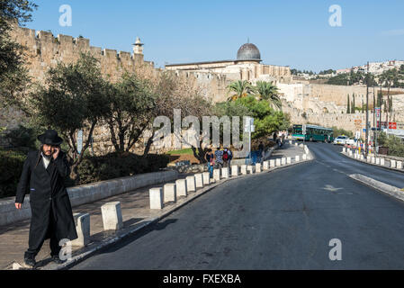 Orthodoxer Jude auf Ma'ale HaShalom Straße namens des Papstes Straße in Jerusalem, Israel. Al-Aqsa-Moschee im Hintergrund Stockfoto