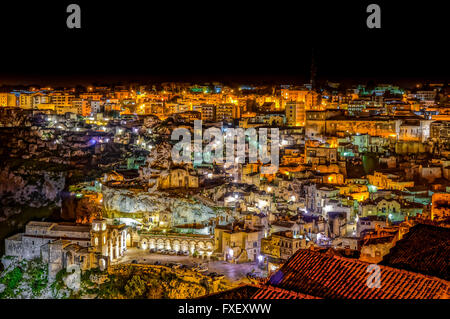 Matera in der Nacht, vom Palazzo Viceconte gesehen Stockfoto