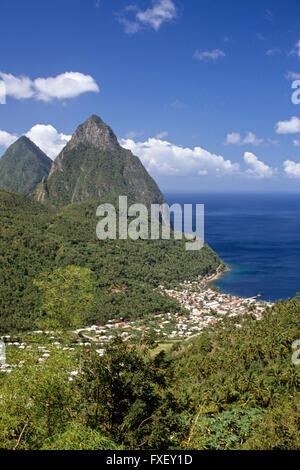 Kletterer aus der ganzen Welt kommen nach St. Lucia, die hoch aufragenden Pitons anzugehen. Die Aussicht ist spektakulär, Soufriere Bay. Stockfoto