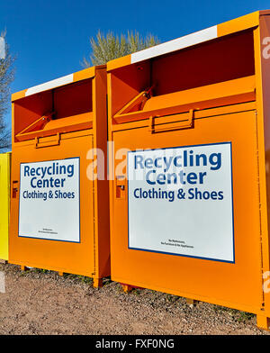 Recycling-Zentrum Sammlung Behälter für Kleidung und Abfall Entsorgung und Abfallwirtschaft Stockfoto