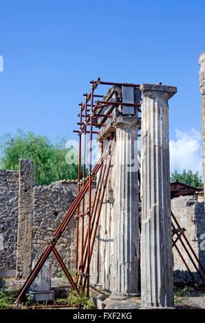 Stein-Säulen unter Restaurierung mit Metallgerüst und unterstützt, Pompeji-Italien Stockfoto