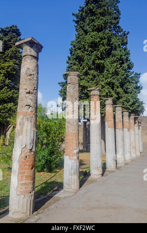 Ständigen römischen Säulen oder Pfeilern im Garten des Haus des Faun Pompeji-Italien Stockfoto
