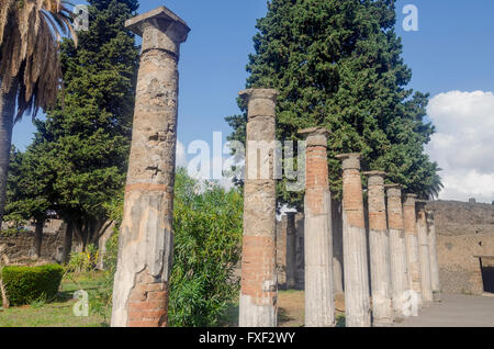 Ständigen römischen Säulen oder Pfeilern im Garten des Haus des Faun Pompeji-Italien Stockfoto