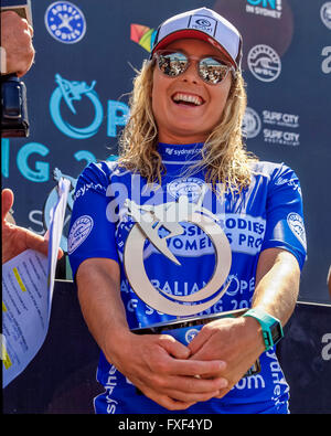 6. März 2016: Profi-Surfer Nikki Van Dijk (AUS) spricht auf der Award-Presentattion von den jährlichen Australian Open of Surfing am Manly Beach in Sydney. Nikki Van Dijk (AUS) schlagen Malia Manuel (HAW) 17.93 auf 13,73 zu der Womens Champion Sydney, Australien. 6. März 2016. © Hugh Peterswald/Alamy Live-Nachrichten Stockfoto