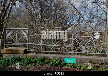 Eine Skulptur auf einer Brücke unter der Kuckuck-Studie, eine Multi-Use Erholungs-Pfad in der englischen Grafschaft East Sussex. Stockfoto