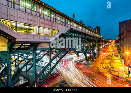 Abgehängte 125th Street Metro-North Railroad Pendler Hub Bahnhof, in Harlem, New York City. Feierabendverkehr lässt Licht Stockfoto