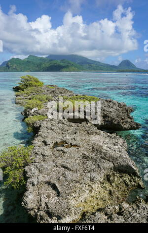 Schmale Riff Insel Huahine Nui Insel im Hintergrund, Maroe Bucht, Pazifik, Französisch-Polynesien Stockfoto