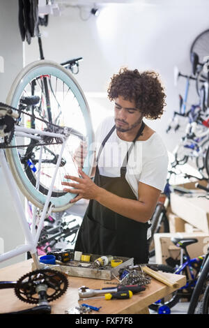 Arbeiter, die Reparatur von Fahrrädern Stockfoto