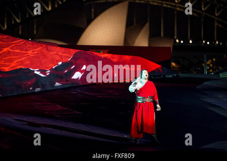 Opera Australia Vorschau "Turandot" Handa Oper Sydney Harbour mit einem riesigen 9m hohen und 60m langer Drachen und 18m hohe Pagode überragt die Bühne. Chinesische Regisseur Chen Shi-Zheng "Turandot" läuft vom 24. März bis 24. April Frau Macquaries Point im Hafen von Sydney mit. Sydney, Australien. 14. März 2016. © Hugh Peterswald/Alamy Live-Nachrichten Stockfoto