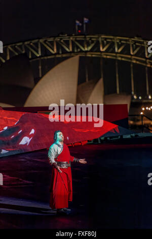 Opera Australia Vorschau "Turandot" Handa Oper Sydney Harbour mit einem riesigen 9m hohen und 60m langer Drachen und 18m hohe Pagode überragt die Bühne. Chinesische Regisseur Chen Shi-Zheng "Turandot" läuft vom 24. März bis 24. April Frau Macquaries Point im Hafen von Sydney mit. Sydney, Australien. 14. März 2016. © Hugh Peterswald/Alamy Live-Nachrichten Stockfoto