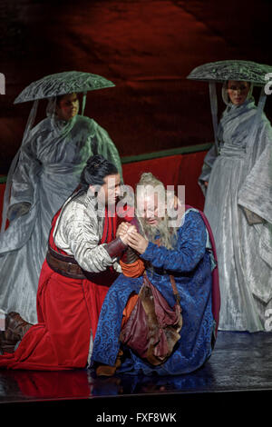 Opera Australia statt eine Vorschau-Performance "Turandot" Handa Oper Sydney Harbour mit einem riesigen 9m hohen und 60m langer Drachen und 18m hohe Pagode überragt die Bühne am 22. März. Chinesische Regisseur Chen Shi-Zheng "Turandot" läuft vom 24. März bis 24. April Frau Macquaries Point im Hafen von Sydney mit. Sydney, Australien. 22. März 2016. © Hugh Peterswald/Alamy Live-Nachrichten Stockfoto