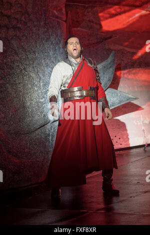 Opera Australia statt eine Vorschau-Performance "Turandot" Handa Oper Sydney Harbour mit einem riesigen 9m hohen und 60m langer Drachen und 18m hohe Pagode überragt die Bühne am 22. März. Chinesische Regisseur Chen Shi-Zheng "Turandot" läuft vom 24. März bis 24. April Frau Macquaries Point im Hafen von Sydney mit. Sydney, Australien. 22. März 2016. © Hugh Peterswald/Alamy Live-Nachrichten Stockfoto