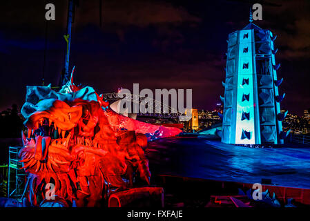 Opera Australia Vorschau "Turandot" Handa Oper Sydney Harbour mit einem riesigen 9m hohen und 60m langer Drachen und 18m hohe Pagode überragt die Bühne. Chinesische Regisseur Chen Shi-Zheng "Turandot" läuft vom 24. März bis 24. April Frau Macquaries Point im Hafen von Sydney mit. Sydney, Australien. 14. März 2016. © Hugh Peterswald/Alamy Live-Nachrichten Stockfoto