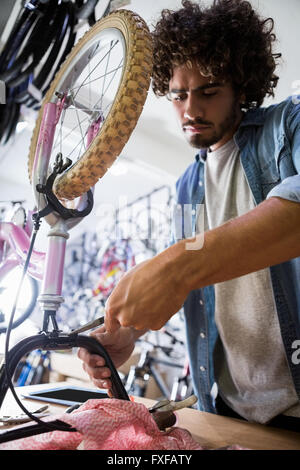 Arbeiter, die Reparatur von Fahrrädern Stockfoto
