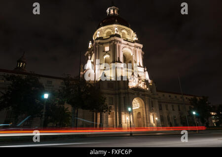Pasadena City Hall in Mittelmeer Revival und Spanish Colonial Revival Baustile unterstrichen durch nächtliche Beleuchtung Stockfoto