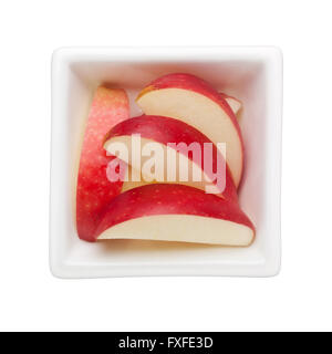 Scheiben von rotem Apfel in eine quadratische Schale isoliert auf weißem Hintergrund Stockfoto