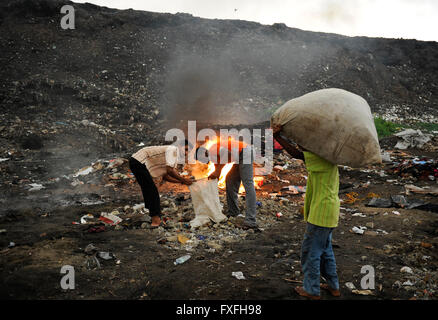 Sri Lanka Colombo, Müll Berg an Bloemendhal Straße, brennende Müll und der rag-Picker Stockfoto
