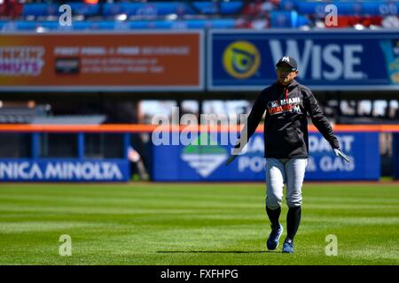 Flushing, New York, USA. 13. April 2016. Ichiro Suzuki (Marlins) MLB: Ichiro Suzuki von Miami Marlins erwärmt sich vor der Major League Baseball Game gegen die New York Mets im Citi Field Stadium in Flushing, New York, Vereinigte Staaten. © Hiroaki Yamaguchi/AFLO/Alamy Live-Nachrichten Stockfoto