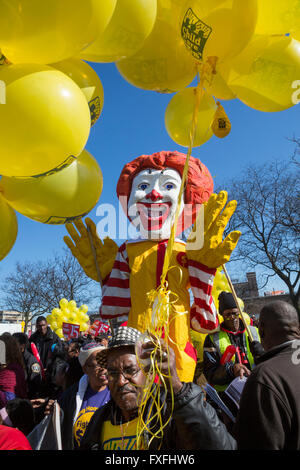 Detroit, Michigan, USA. 14. April 2016. Fast Food, häusliche Pflege, Kinderbetreuung und andere Geringverdiener Streikposten ein McDonald's Restaurant, fordern einen Mindestlohn von $15. Bildnachweis: Jim West/Alamy Live-Nachrichten Stockfoto