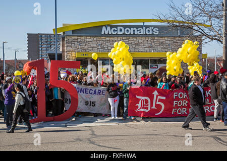 Detroit, Michigan, USA. 14. April 2016. Fast Food, häusliche Pflege, Kinderbetreuung und andere Geringverdiener Streikposten ein McDonald's Restaurant, fordern einen Mindestlohn von $15. Bildnachweis: Jim West/Alamy Live-Nachrichten Stockfoto