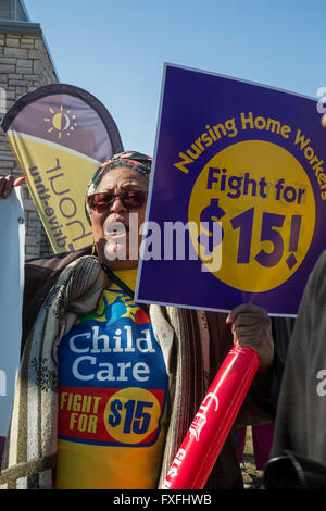 Detroit, Michigan, USA. 14. April 2016. Fast Food, häusliche Pflege, Kinderbetreuung und andere Geringverdiener Streikposten ein McDonald's Restaurant, fordern einen Mindestlohn von $15. Bildnachweis: Jim West/Alamy Live-Nachrichten Stockfoto