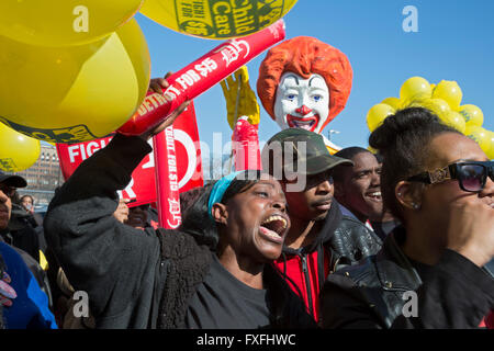 Detroit, Michigan, USA. 14. April 2016. Fast Food, häusliche Pflege, Kinderbetreuung und andere Geringverdiener Streikposten ein McDonald's Restaurant, fordern einen Mindestlohn von $15. Bildnachweis: Jim West/Alamy Live-Nachrichten Stockfoto