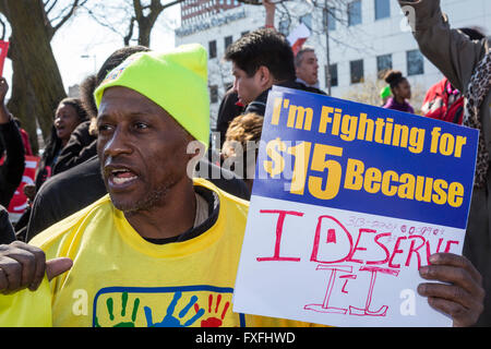 Detroit, Michigan, USA. 14. April 2016. Fast Food, häusliche Pflege, Kinderbetreuung und andere Geringverdiener Streikposten ein McDonald's Restaurant, fordern einen Mindestlohn von $15. Bildnachweis: Jim West/Alamy Live-Nachrichten Stockfoto