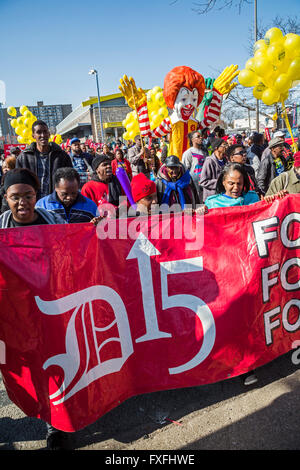 Detroit, Michigan, USA. 14. April 2016. Fast Food, häusliche Pflege, Kinderbetreuung und andere Geringverdiener Streikposten ein McDonald's Restaurant, fordern einen Mindestlohn von $15. Bildnachweis: Jim West/Alamy Live-Nachrichten Stockfoto