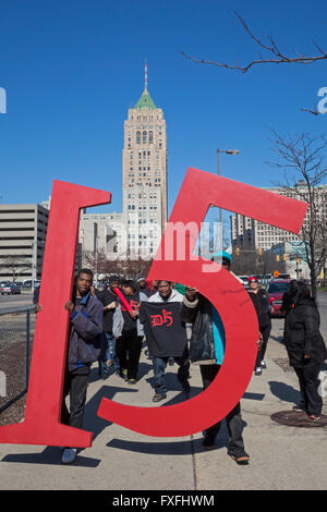 Detroit, Michigan, USA. 14. April 2016. Fast Food, häusliche Pflege, Kinderbetreuung und andere Geringverdiener Streikposten ein McDonald's Restaurant, fordern einen Mindestlohn von $15. Bildnachweis: Jim West/Alamy Live-Nachrichten Stockfoto