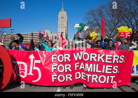 Detroit, Michigan, USA. 14. April 2016. Fast Food, häusliche Pflege, Kinderbetreuung und andere Geringverdiener Streikposten ein McDonald's Restaurant, fordern einen Mindestlohn von $15. Bildnachweis: Jim West/Alamy Live-Nachrichten Stockfoto