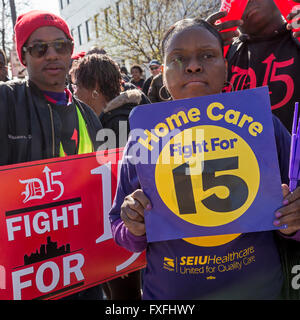 Detroit, Michigan, USA. 14. April 2016. Fast Food, häusliche Pflege, Kinderbetreuung und andere Geringverdiener Streikposten ein McDonald's Restaurant, fordern einen Mindestlohn von $15. Bildnachweis: Jim West/Alamy Live-Nachrichten Stockfoto