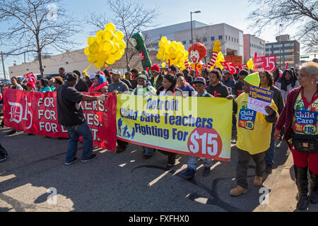 Detroit, Michigan, USA. 14. April 2016. Fast Food, häusliche Pflege, Kinderbetreuung und andere Geringverdiener Streikposten ein McDonald's Restaurant, fordern einen Mindestlohn von $15. Bildnachweis: Jim West/Alamy Live-Nachrichten Stockfoto