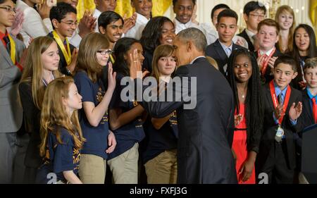 Washington DC, USA. 13. April 2016. US-Präsident Barack Obama begrüßt Studenten während der mit White House Science Fair im East Room 13. April 2016 in Washington, DC. White House Science Fair präsentiert Wissenschaft, Technologie, Technik und Mathematik Leistungen von mehr als 100 Studenten aus über dem Land. © Planetpix/Alamy Live-Nachrichten Stockfoto