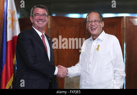 Manila, Philippinen. 14. April 2016. US Minister fuer Verteidigung Ash Carter lächelt, als er von philippinische Präsident Benigno S. Aquino III in Malaca-Ang-Palast des Präsidenten Hall 14. April 2016 in Manila, Philippinen begrüßt wird. Bildnachweis: Planetpix/Alamy Live-Nachrichten Stockfoto