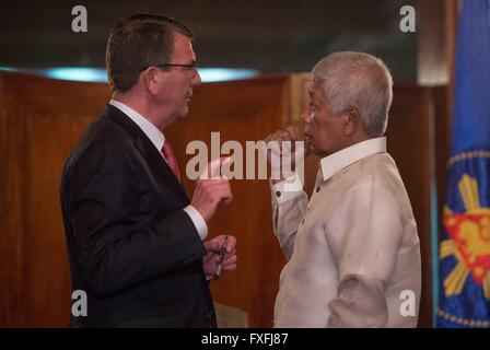 Manila, Philippinen. 14. April 2016. US Minister fuer Verteidigung Ash Carter spricht mit philippinischen Sekretär der nationalen Verteidigung Voltaire Gazmin in Malacanang Palace 14. April 2016 in Manila, Philippinen. Bildnachweis: Planetpix/Alamy Live-Nachrichten Stockfoto