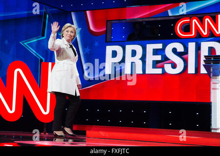 Brooklyn, USA. 14. April 2016. Hillary Clinton begrüßt das Publikum während der demokratischen Präsidentschafts-Debatte bei CNN. Bildnachweis: Louise Wateridge/Pacific Press/Alamy Live-Nachrichten Stockfoto