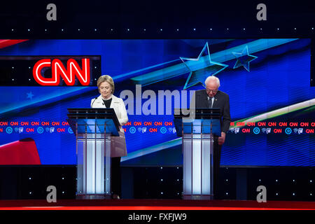 Brooklyn, USA. 14. April 2016. Hillary Clinton und Bernie Sanders während der demokratischen Präsidentschafts-Debatte bei CNN. Bildnachweis: Louise Wateridge/Pacific Press/Alamy Live-Nachrichten Stockfoto